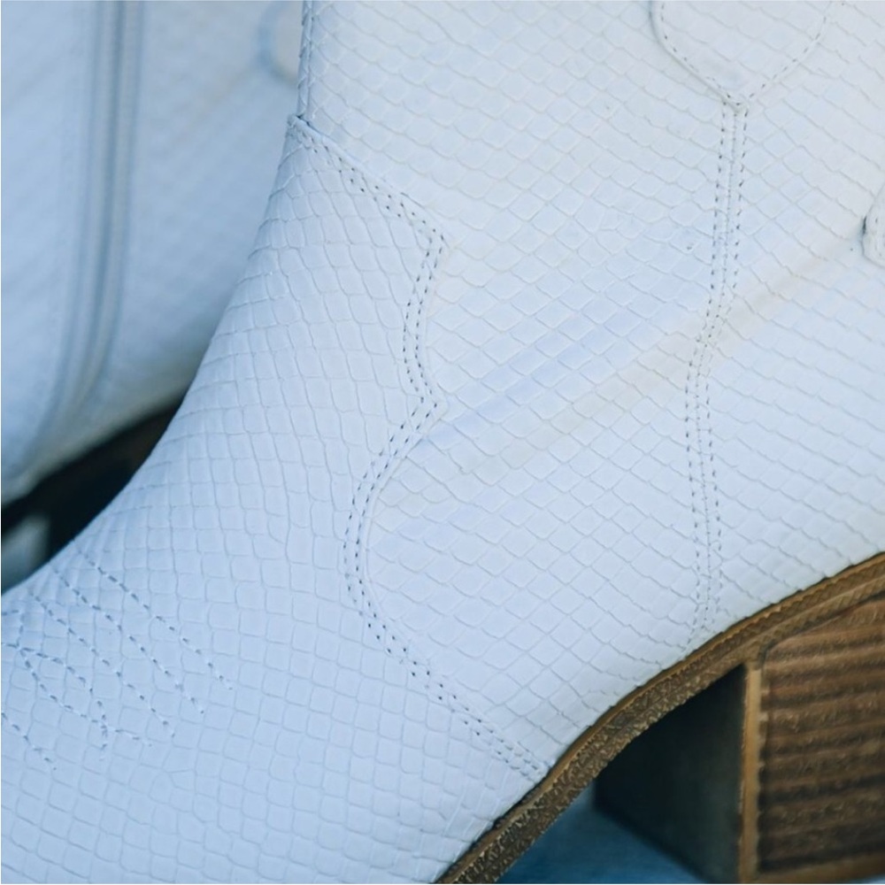 VICI Unite White bootie - Picture 3 of 10